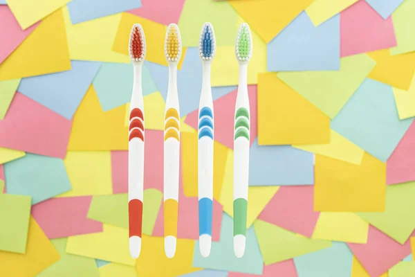 Red Yellow Blue Green Toothbrushes Multicolored Paper Sticky Notes Background — Stock Photo, Image
