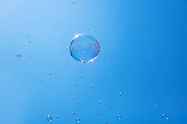 Burbujas Jabón Cielo Azul Bellamente Iridiscentes Bolas Espuma Jabón Aire — Foto de Stock