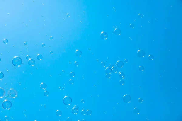 Bańki Mydlane Błękitnym Niebie Pięknie Opalizujące Kule Pianki Mydlanej Powietrzu — Zdjęcie stockowe