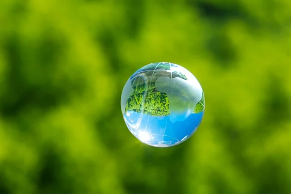 Хрустальный Стеклянный Шар Зеленой Траве Стоковое Фото
