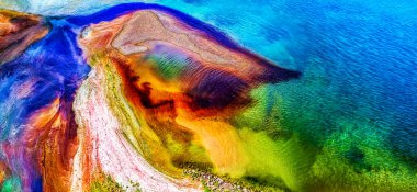 Zehirli kimyasallarla nehirdeki su kirliliği