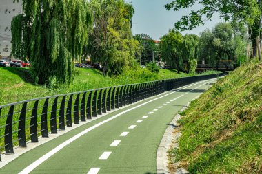 Modern kentte ekolojik bisiklet taşımacılığı için yeni bisikletçi yolları inşa edildi: Sibiu, Romanya