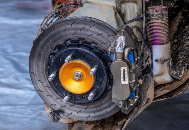 Ralli yarış araba fren sistemi detay yakın çekim