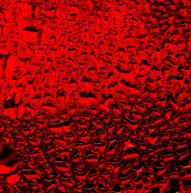 Bardakta kırmızı su damlaları