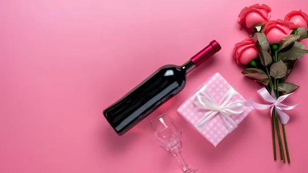情人节礼物 酒花与粉红玫瑰花束 粉色背景设计理念的首映式 — 图库照片
