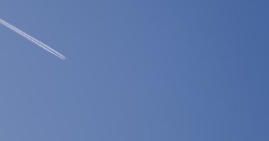 Derin mavi gökyüzünde uçan uçaklar, kimyasal yollarla, uzaktan görülür.