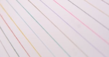 Çok renkli dikiş ipliğini dönen bir tabloda, beyaz arkaplanda birleştirmek