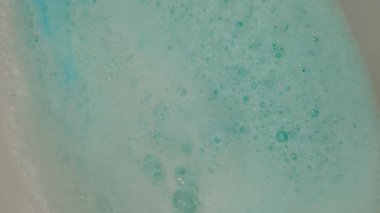 Banyo bombası topu olan beyaz klozet. 