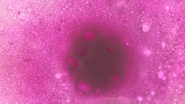 Banyo bombası baloncukları, kozmetik ürünleri ve cilt bakımıyla suda çözünür.