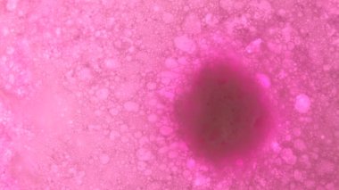 Banyo bombası baloncukları, kozmetik ürünleri ve cilt bakımıyla suda çözünür.