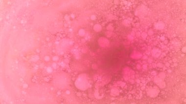 Banyo bombası baloncukları, kozmetik ürünleri ve cilt bakımıyla suda çözünür.