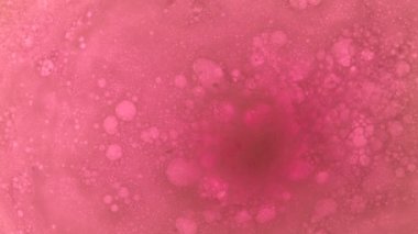 Banyo bombası baloncukları, kozmetik ürünleri ve cilt bakımıyla suda çözünür.