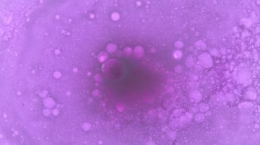 Banyo bombası baloncukları, kozmetik ürünleri ve cilt bakımıyla suda çözünür.