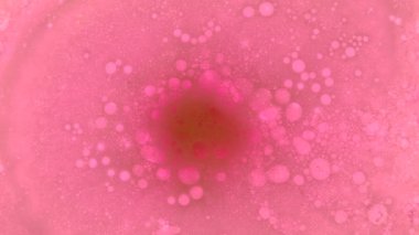 Banyo bombası baloncukları, kozmetik ürünleri ve cilt bakımıyla suda çözünür.