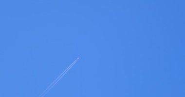 Derin mavi gökyüzünde uçan uçaklar, kimyasal yollarla, uzaktan görülür.