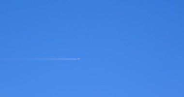 Derin mavi gökyüzünde uçan uçaklar, kimyasal yollarla, uzaktan görülür.