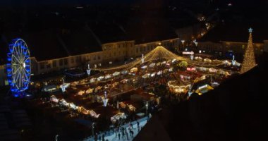 Sibiu, Romanya - 09 Aralık 2023. Romanya 'nın Transilvanya kentinin tarihi merkezi Sibiu' daki Geleneksel Noel pazarının panoramik gece manzarası.