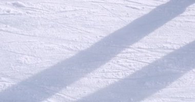 Paten çiziklerinde mavi buz, yakın görüş.