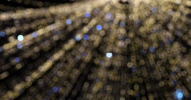 Noel ışıkları arka planda odaklanmamış. Bulanık peri ışıkları. Odaklanma dışı tatil geçmişi. 