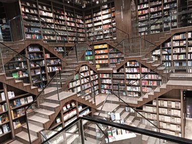 Chongqing şehri, Çin - 05 Mart 2024. Chongqing 'deki Zhongshuge kitapçısının eşsiz iç tasarımı. Tavanda sihirli geometrik formlar sunmak için kısa merdivenler ve ayna kullanılıyor.