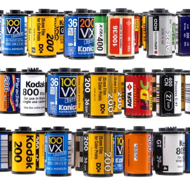 Sibiu, Romanya - 4 Nisan 2024. Geliştirilmiş filmden 35 mm 'lik boş film kutuları