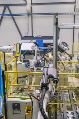 Sibiu City, Romanya - 08 Mart 2021. Yüksek teknoloji endüstriyel fabrika, modern makineler, robotik otomasyon, mekanik montaj, otomotiv üretim ekipmanları