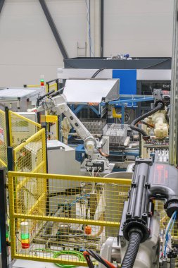 Sibiu City, Romanya - 08 Mart 2021. Yüksek teknoloji endüstriyel fabrika, modern makineler, robotik otomasyon, mekanik montaj, otomotiv üretim ekipmanları