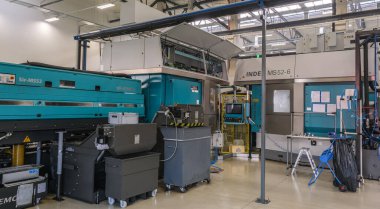 Sibiu City, Romanya - 08 Mart 2021. Yüksek teknoloji endüstriyel fabrika, modern makineler, robotik otomasyon, mekanik montaj, otomotiv üretim ekipmanları