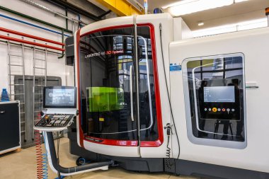 Sibiu City, Romanya - 08 Mart 2021. Yüksek teknoloji endüstriyel fabrika, modern makineler, robotik otomasyon, mekanik montaj, otomotiv üretim ekipmanları