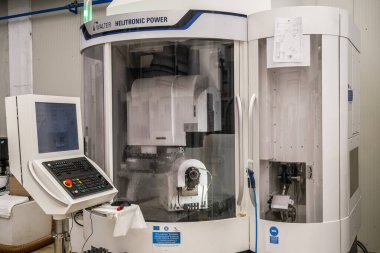 Sibiu City, Romanya - 08 Mart 2021. Yüksek teknoloji endüstriyel fabrika, modern makineler, robotik otomasyon, mekanik montaj, otomotiv üretim ekipmanları