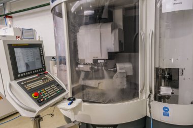 Sibiu City, Romanya - 08 Mart 2021. Yüksek teknoloji endüstriyel fabrika, modern makineler, robotik otomasyon, mekanik montaj, otomotiv üretim ekipmanları