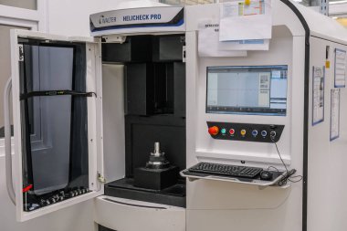 Sibiu City, Romanya - 08 Mart 2021. Yüksek teknoloji endüstriyel fabrika, modern makineler, robotik otomasyon, mekanik montaj, otomotiv üretim ekipmanları