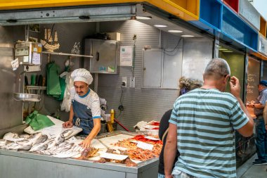 Malaga, İspanya - 28 Ağustos 2018. Kentin merkezinde yer alan Merkezi Pazar Atarazana 'nın (Mercado Central Atarazanas) iç manzarası. Büyük şehir pazarındaki et ve balık tezgahlarının görüntüsü