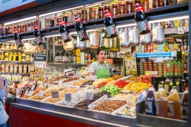 Malaga, İspanya - 28 Ağustos 2018. Kentin merkezinde yer alan Merkezi Pazar Atarazana 'nın (Mercado Central Atarazanas) iç manzarası. Büyük şehir pazarındaki et ve balık tezgahlarının görüntüsü