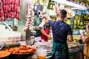 Malaga, İspanya - 28 Ağustos 2018. Kentin merkezinde yer alan Merkezi Pazar Atarazana 'nın (Mercado Central Atarazanas) iç manzarası. Büyük şehir pazarındaki et ve balık tezgahlarının görüntüsü