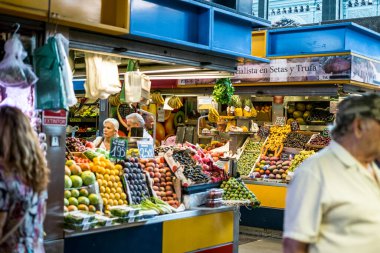 Malaga, İspanya - 28 Ağustos 2018. Kentin merkezinde yer alan Merkezi Pazar Atarazana 'nın (Mercado Central Atarazanas) iç manzarası. Büyük şehir pazarındaki et ve balık tezgahlarının görüntüsü