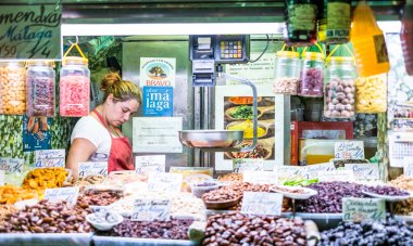 Malaga, İspanya - 28 Ağustos 2018. Kentin merkezinde yer alan Merkezi Pazar Atarazana 'nın (Mercado Central Atarazanas) iç manzarası. Büyük şehir pazarındaki et ve balık tezgahlarının görüntüsü