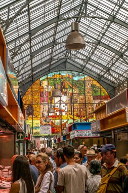 Malaga, İspanya - 28 Ağustos 2018. Kentin merkezinde yer alan Merkezi Pazar Atarazana 'nın (Mercado Central Atarazanas) iç manzarası. Büyük şehir pazarındaki et ve balık tezgahlarının görüntüsü