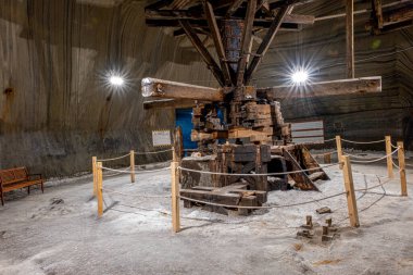 Turda, Romanya - 15 Şubat 2022. Turda 'daki yeraltı tuz madeni, pek çok turistin ilgi odağı, Transilvanya, Romanya.