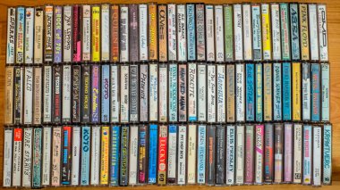 Giurgiu, Romanya - 21 Nisan 2016. Ses kaset koleksiyonu, üst görünüm