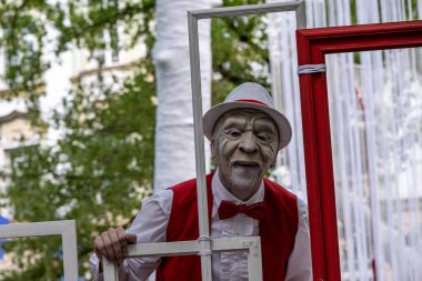 Sibiu City, Romanya - 23 Haziran 204 Parktaki sokak tiyatrosu gösterisi, yüz maskeli insanlar