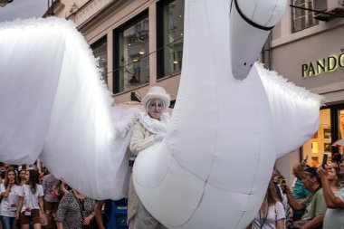 Sibiu City, Romanya - 01 Temmuz 2022. Romanya 'nın Sibiu kentinde düzenlenen Uluslararası Tiyatro Festivali sırasında kuğu kostümlü sanatçıların yer aldığı sokak geçidi.