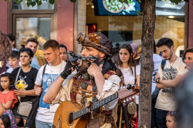 Sibiu City, Romanya - 28 Temmuz 2022. Romanya 'nın Sibiu kentinde düzenlenen Uluslararası Tiyatro Festivali sırasında müzisyenlerin katıldığı sokak geçidi.