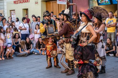 Sibiu City, Romanya - 28 Temmuz 2022. Romanya 'nın Sibiu kentinde düzenlenen Uluslararası Tiyatro Festivali sırasında müzisyenlerin katıldığı sokak geçidi.