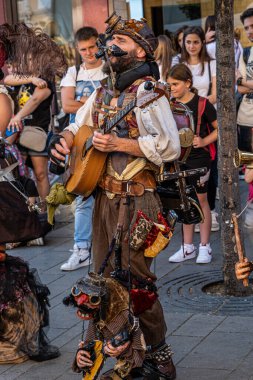 Sibiu City, Romanya - 28 Temmuz 2022. Romanya 'nın Sibiu kentinde düzenlenen Uluslararası Tiyatro Festivali sırasında müzisyenlerin katıldığı sokak geçidi.