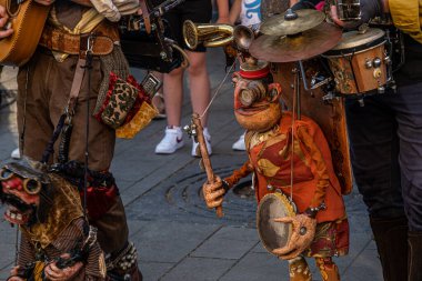 Sibiu City, Romanya - 28 Temmuz 2022. Romanya 'nın Sibiu kentinde düzenlenen Uluslararası Tiyatro Festivali sırasında müzisyenlerin katıldığı sokak geçidi.