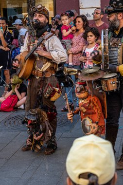 Sibiu City, Romanya - 28 Temmuz 2022. Romanya 'nın Sibiu kentinde düzenlenen Uluslararası Tiyatro Festivali sırasında müzisyenlerin katıldığı sokak geçidi.