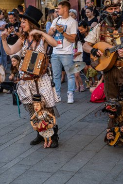 Sibiu City, Romanya - 28 Temmuz 2022. Romanya 'nın Sibiu kentinde düzenlenen Uluslararası Tiyatro Festivali sırasında müzisyenlerin katıldığı sokak geçidi.