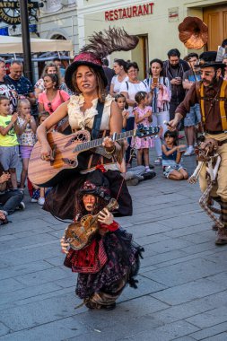Sibiu City, Romanya - 28 Temmuz 2022. Romanya 'nın Sibiu kentinde düzenlenen Uluslararası Tiyatro Festivali sırasında müzisyenlerin katıldığı sokak geçidi.