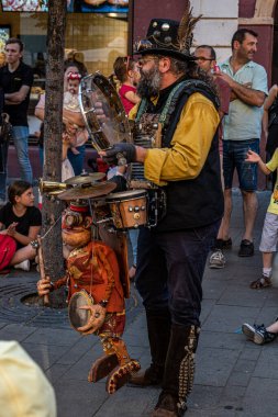 Sibiu City, Romanya - 28 Temmuz 2022. Romanya 'nın Sibiu kentinde düzenlenen Uluslararası Tiyatro Festivali sırasında müzisyenlerin katıldığı sokak geçidi.
